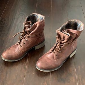 Leather boots with flannel interior